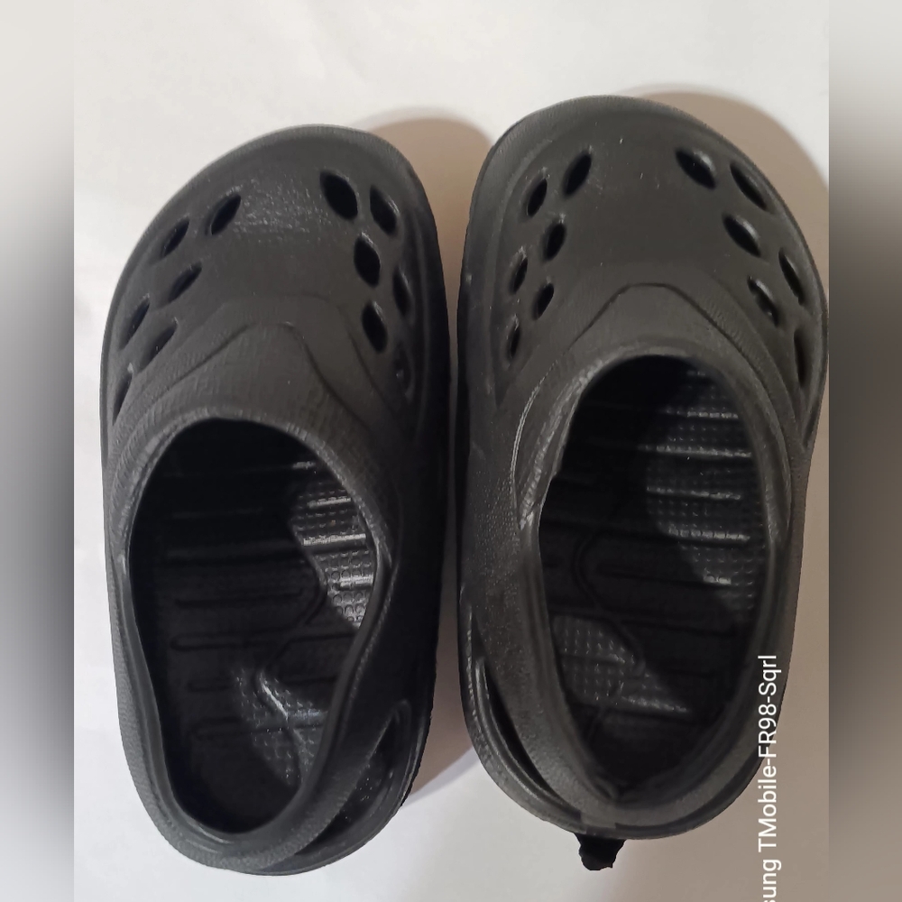 FWB Toddlers slip on water shoes. Off brand crocs.